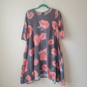 Agnes & Dora Gray Short Sleeve Floral Shift Dress